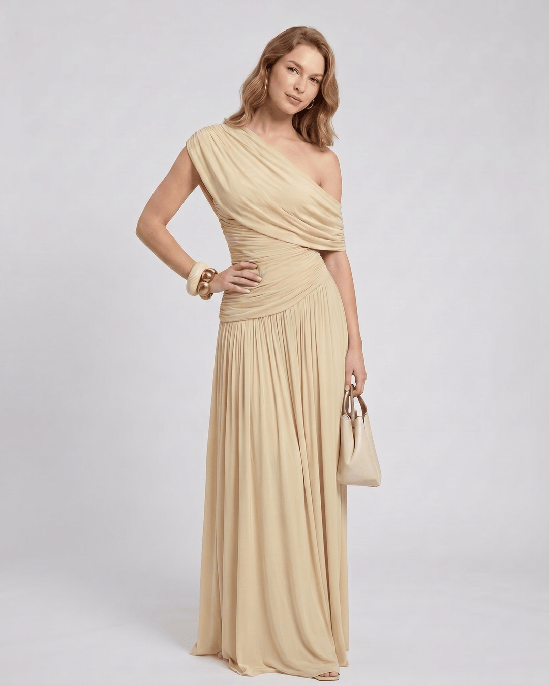 Elegante vestido de noche fruncido, corte asimétrico y maxi, perfecto sin mangas.