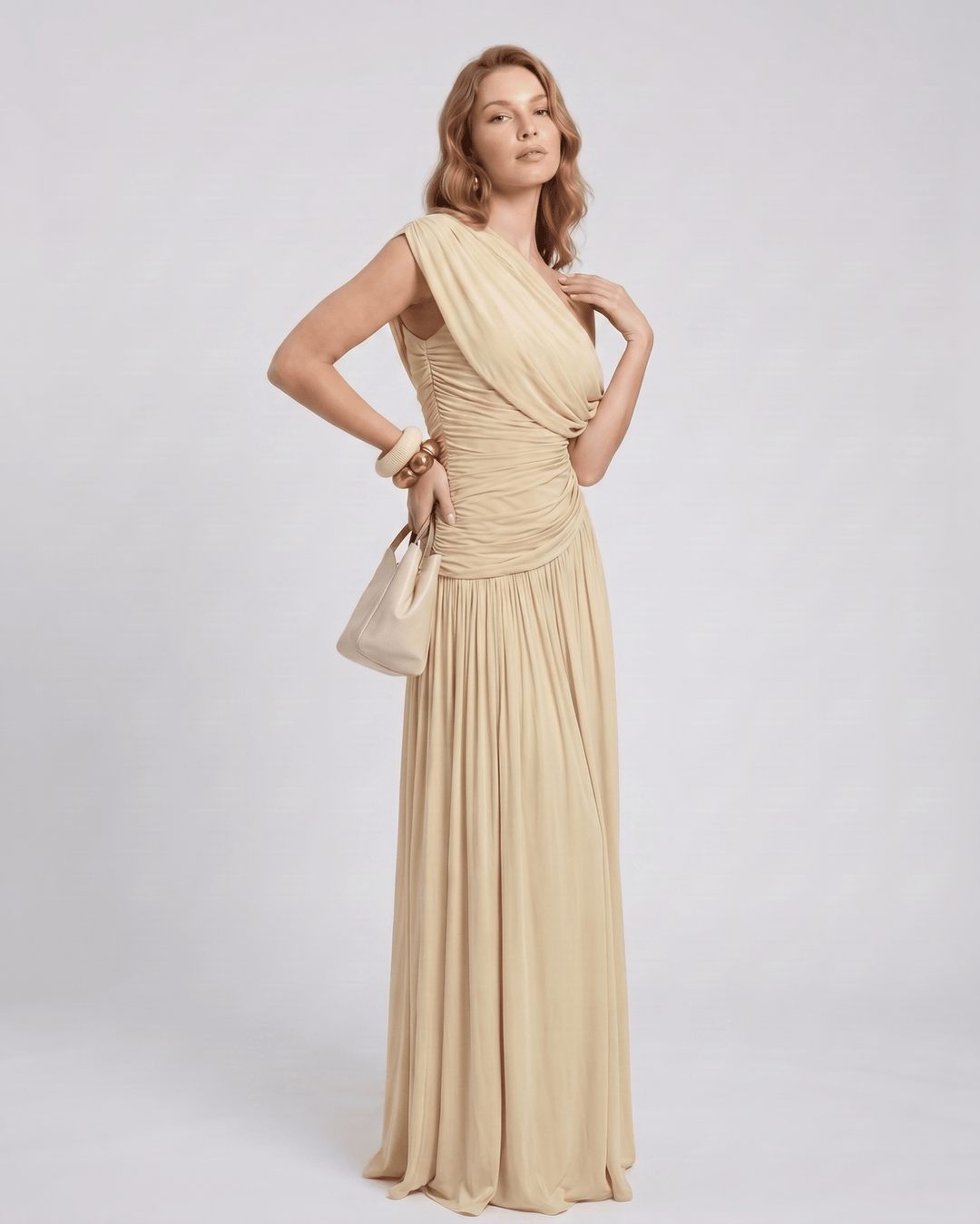 Vestido para boda asimétrico, estilo minimalista, maxi, sin mangas y fruncido.