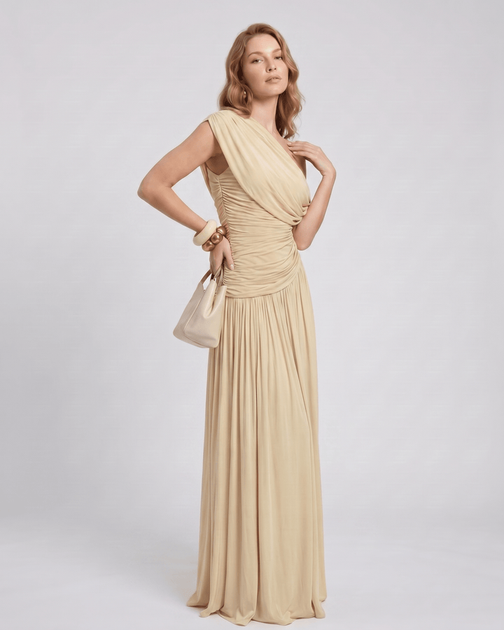 Vestido para boda asimétrico, estilo minimalista, maxi, sin mangas y fruncido.