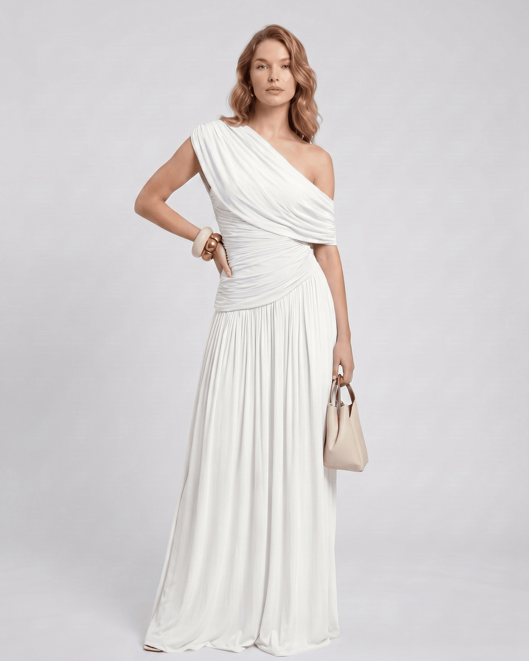 Vestido para boda asimétrico, estilo minimalista, sin mangas, elegante y con fruncido.