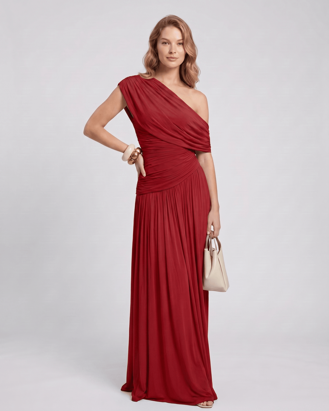 Ropa de mujer: vestido de noche asimétrico, fruncido, corte maxi, estilo minimalista.