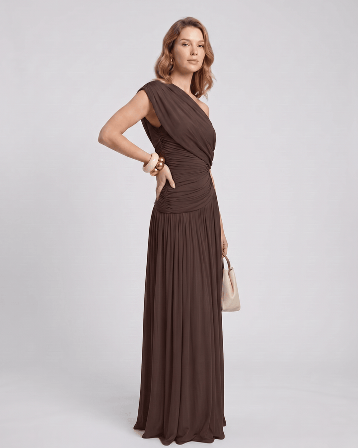 Vestido de mujer asimétrico sin mangas, fruncido, maxi, ideal para noche elegante.