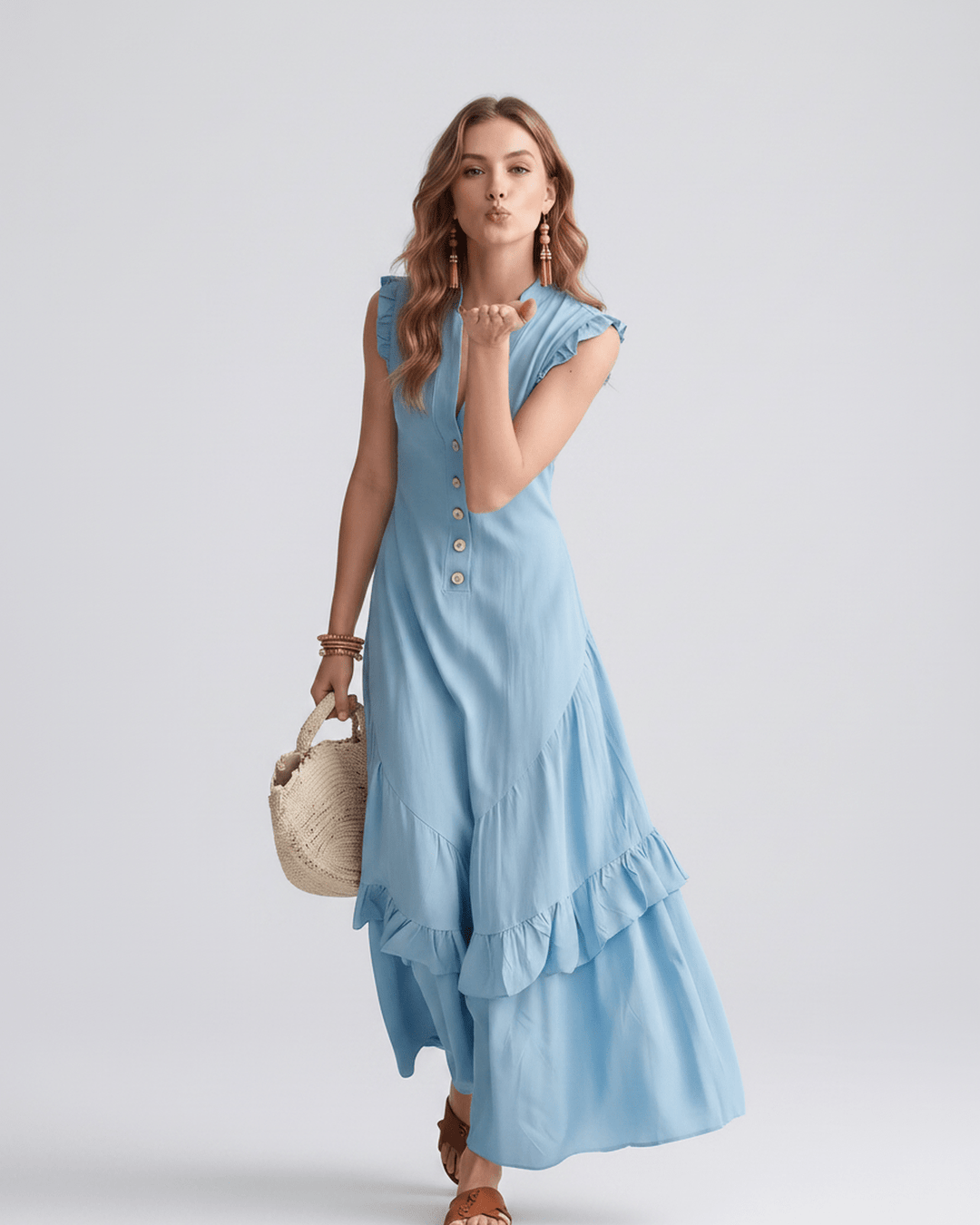 Moda de verano: vestido maxi de mujer con escote en V y volantes fluidos, muy elegante.