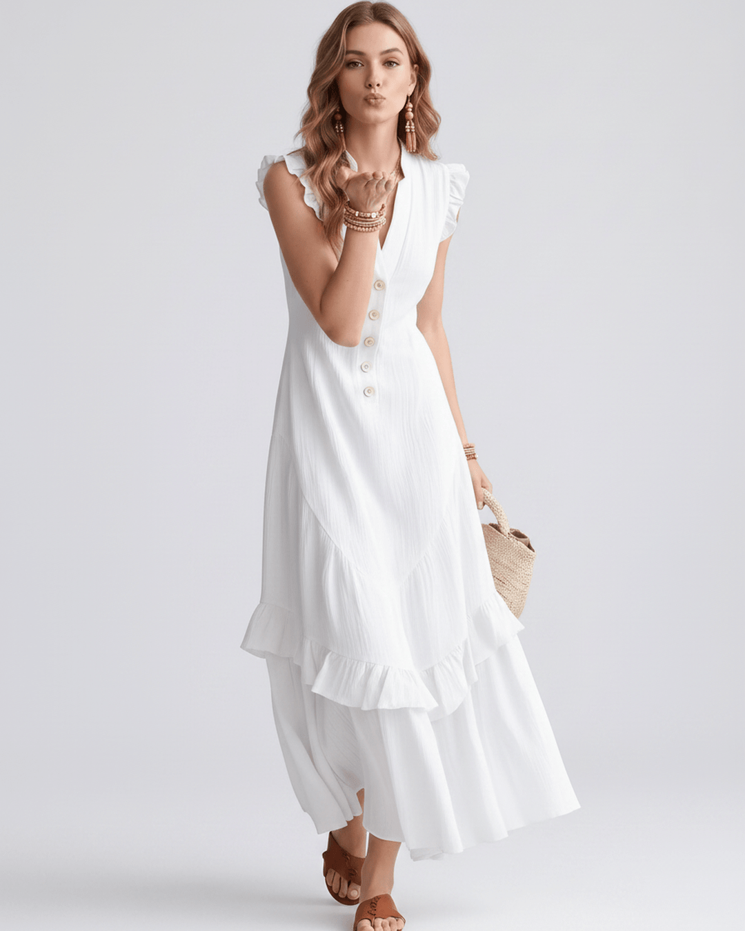 Vestido maxi de moda con escote en V y volantes fluidos. Ideal para mujeres en verano.