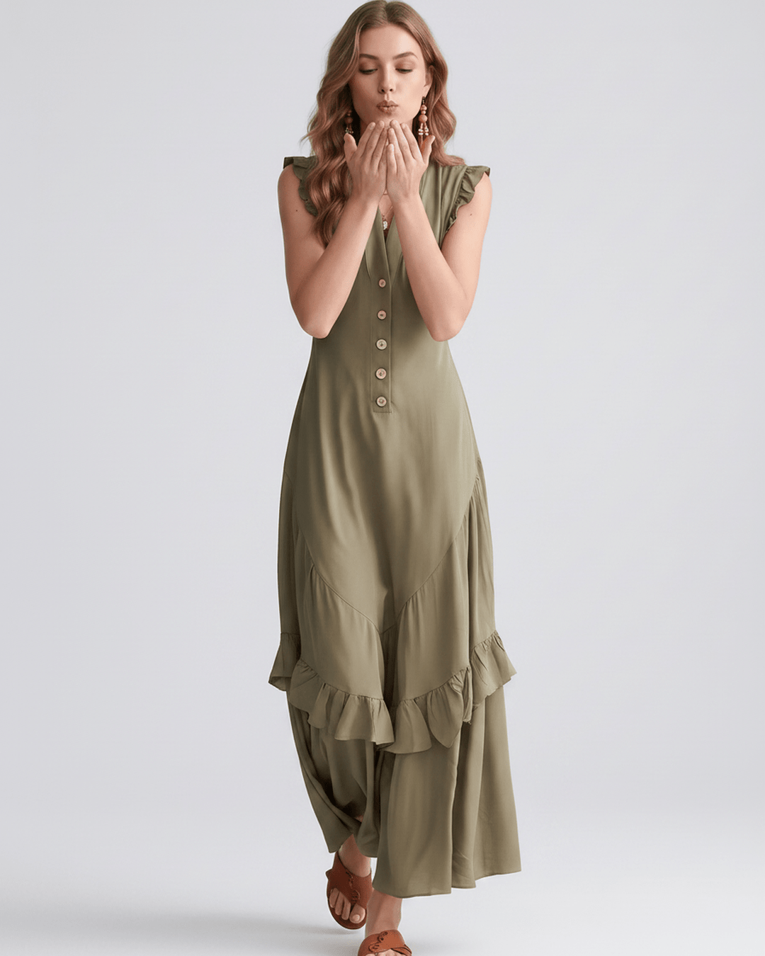 Vestido largo de mujer con escote en V, volantes fluidos. Estilo elegante, ideal para verano.