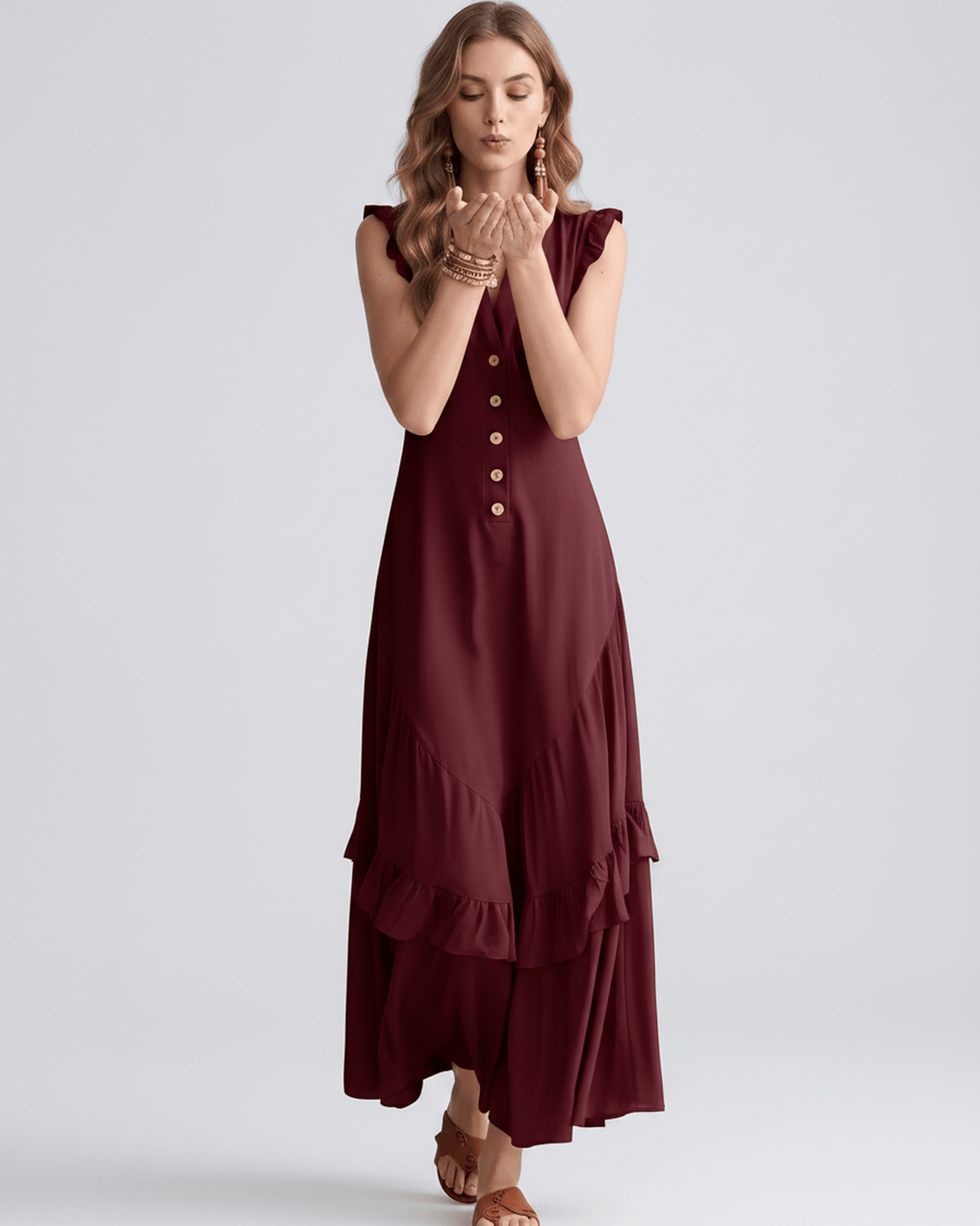 Vestido maxi elegante de mujer con escote en V y volantes. Ropa de fiesta y estilo de día.