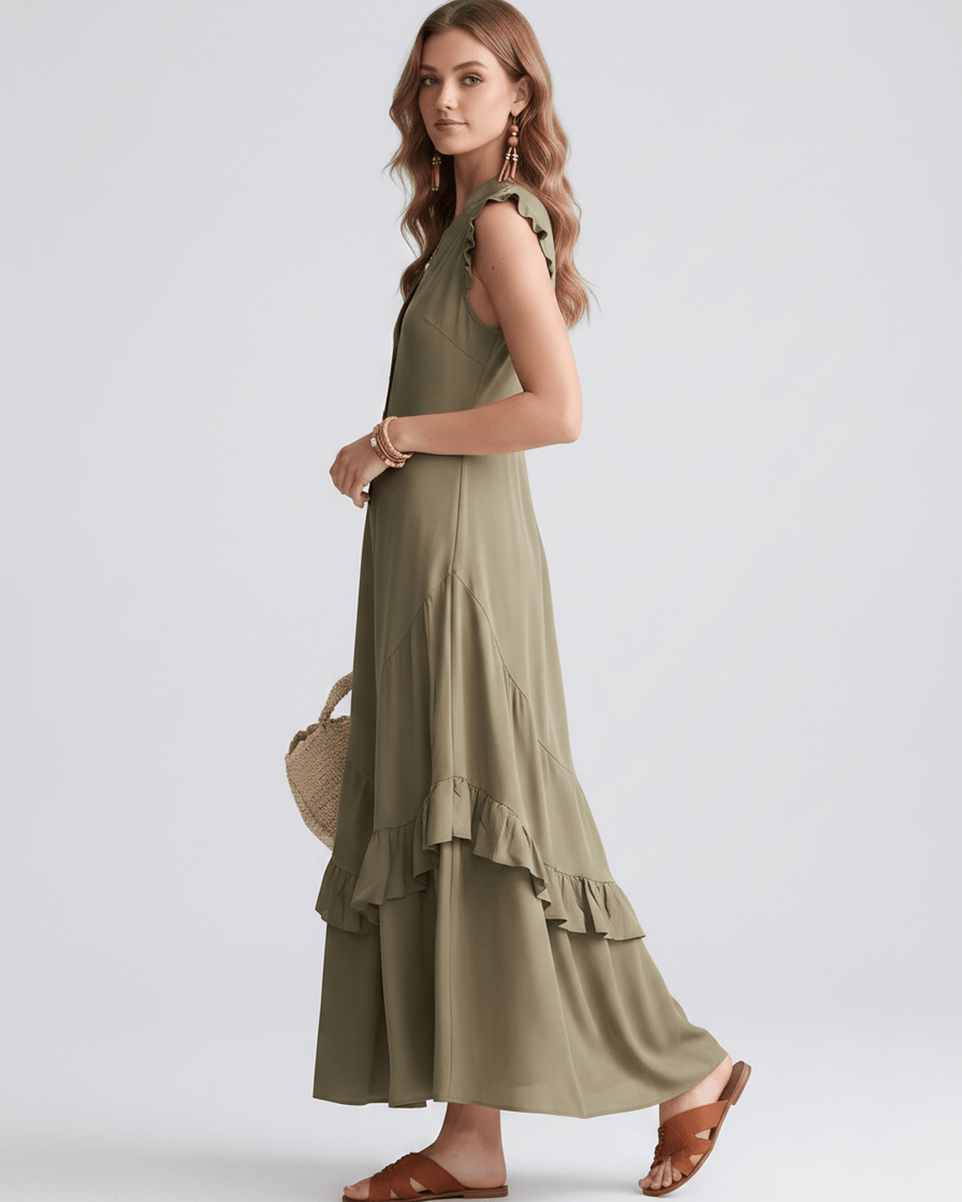 Vestido largo, fluido, con escote en V y volantes. Vestido maxi de mujer para moda de verano.