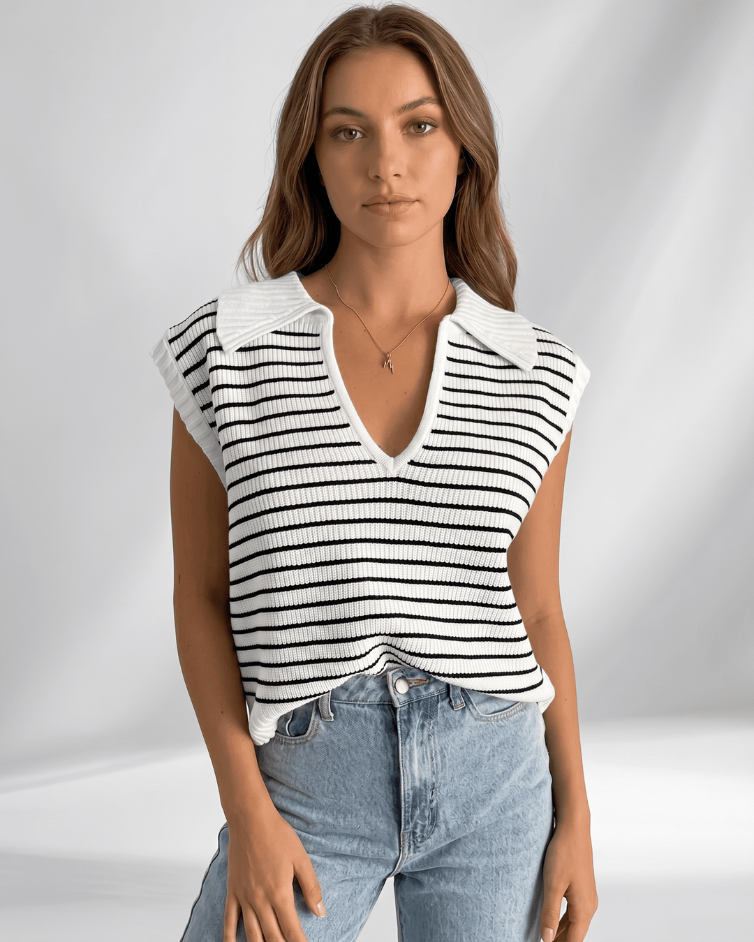 Confort de verano: Camiseta de rayas para mujer, manga corta. Moda femenina y tendencia.