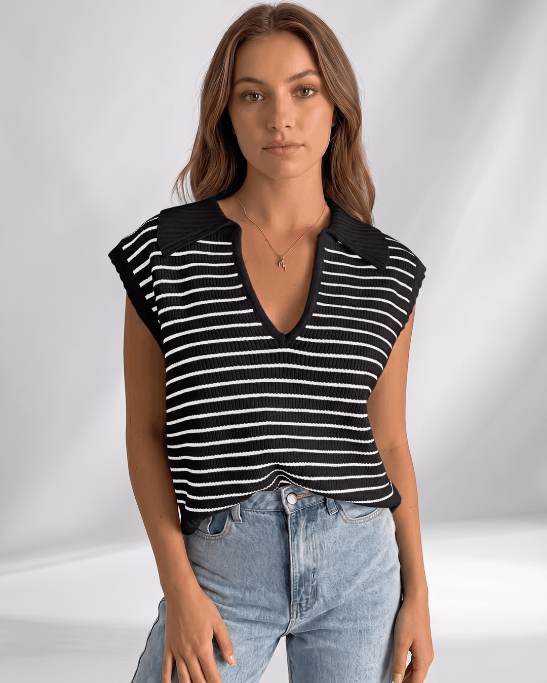 Camiseta Solvane de mujer con rayas, cuello V y manga corta. Estilo moderno y confort.