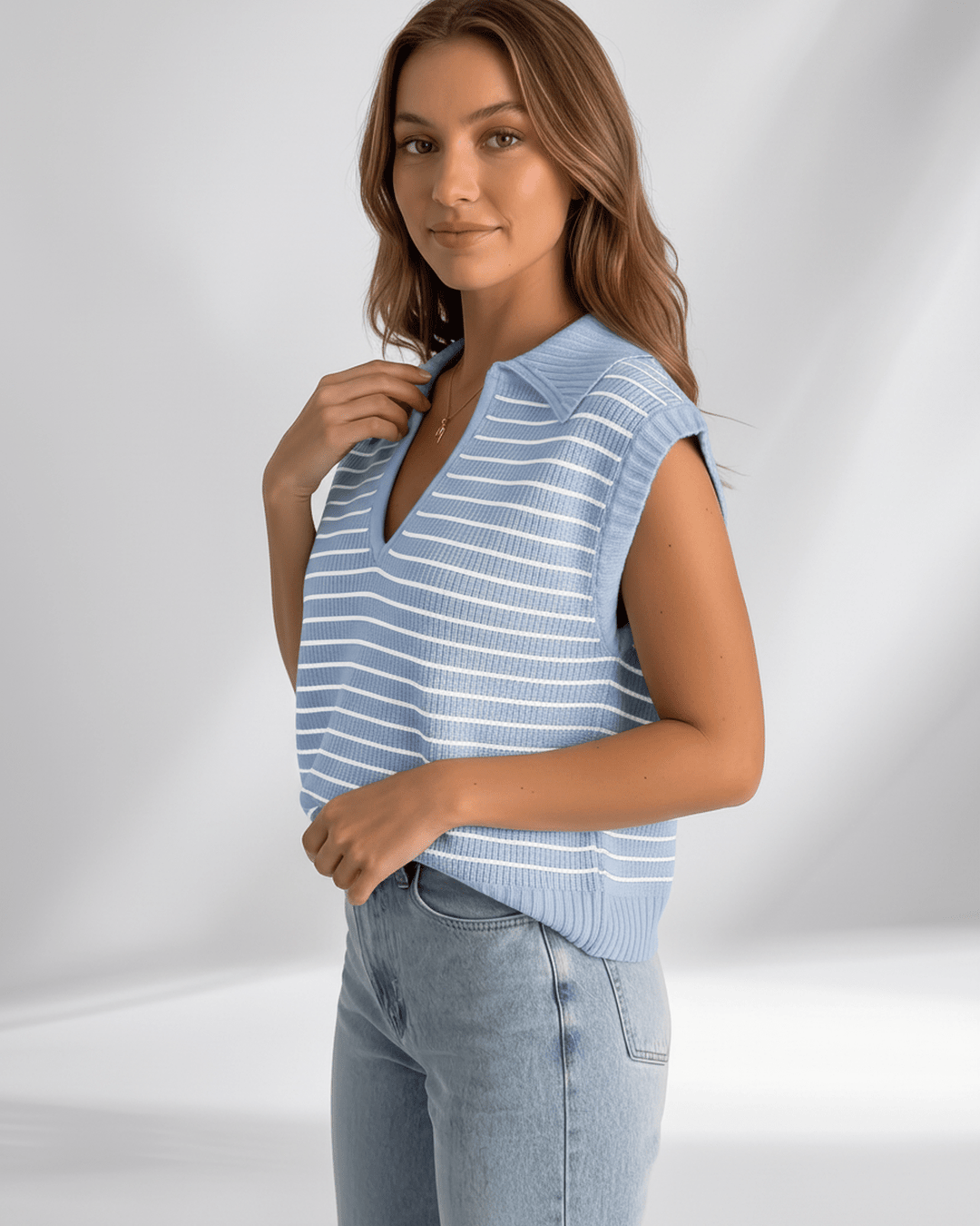 Camiseta de mujer Solvane, rayas y cuello V. Confort diario con un toque de moda veraniega.