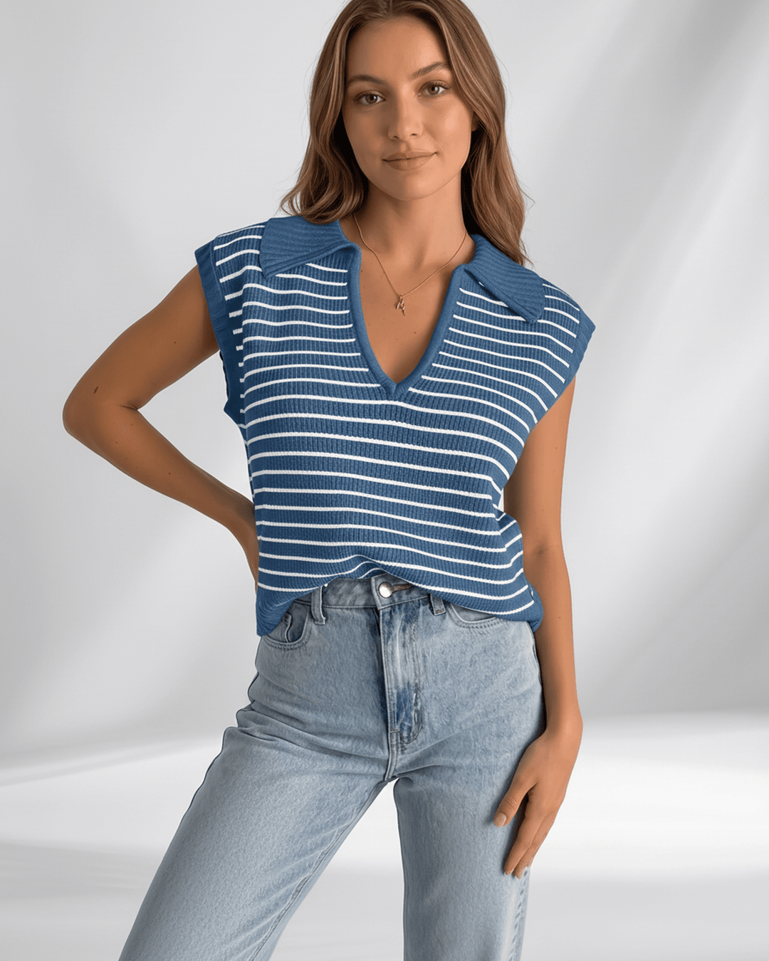 Camiseta Solvane de mujer, rayas y cuello V. Un toque de estilo moderno para tu día a día.