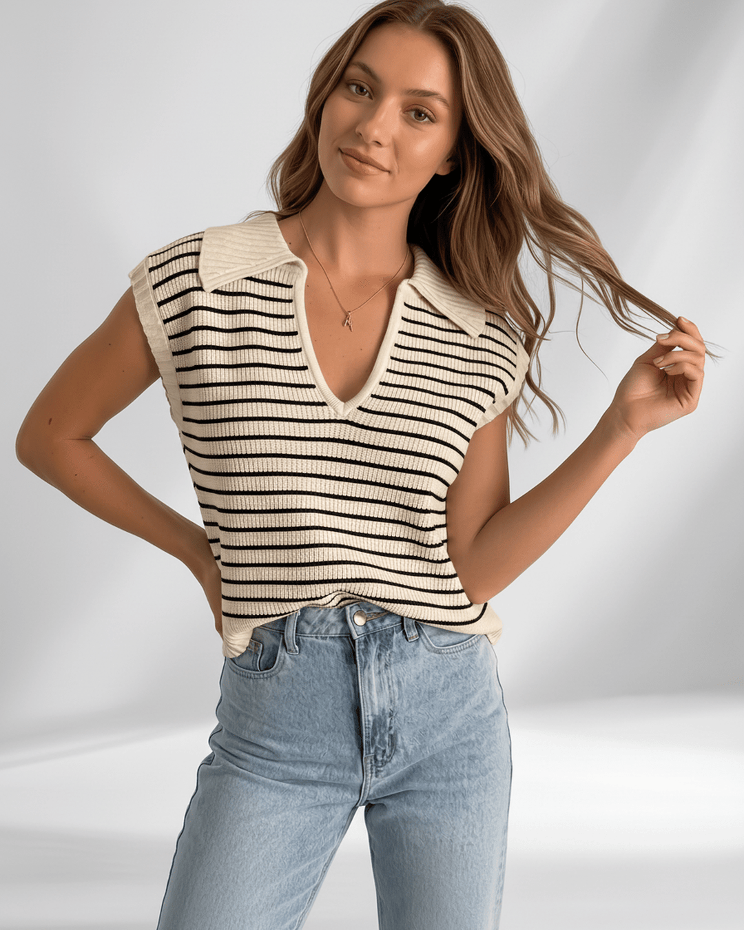 Camiseta Solvane, rayas y cuello V. Estilo casual-elegante para la mujer actual.