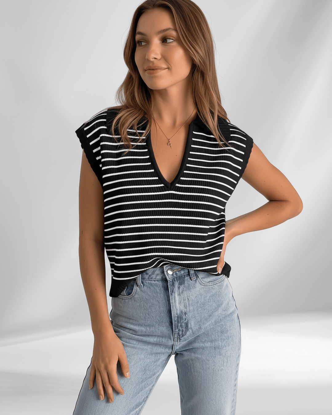 Moda femenina: Camiseta Solvane a rayas, cuello V, manga corta. Tendencia y confort diario.
