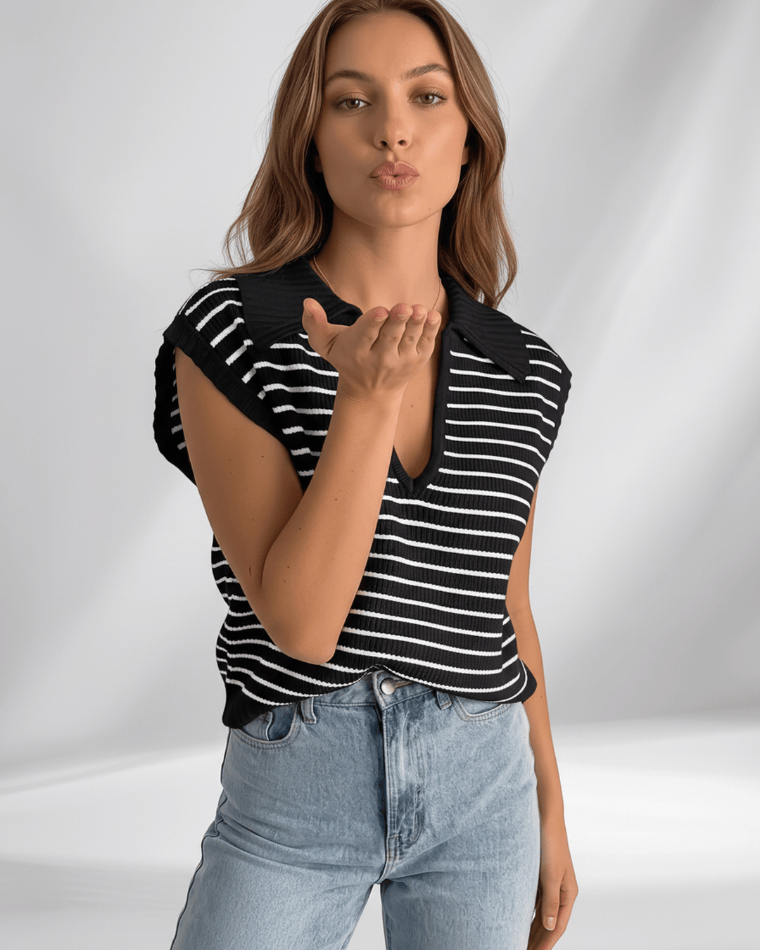 Camiseta Solvane de mujer, rayas finas, cuello V. Elegante y casual para cualquier ocasión.