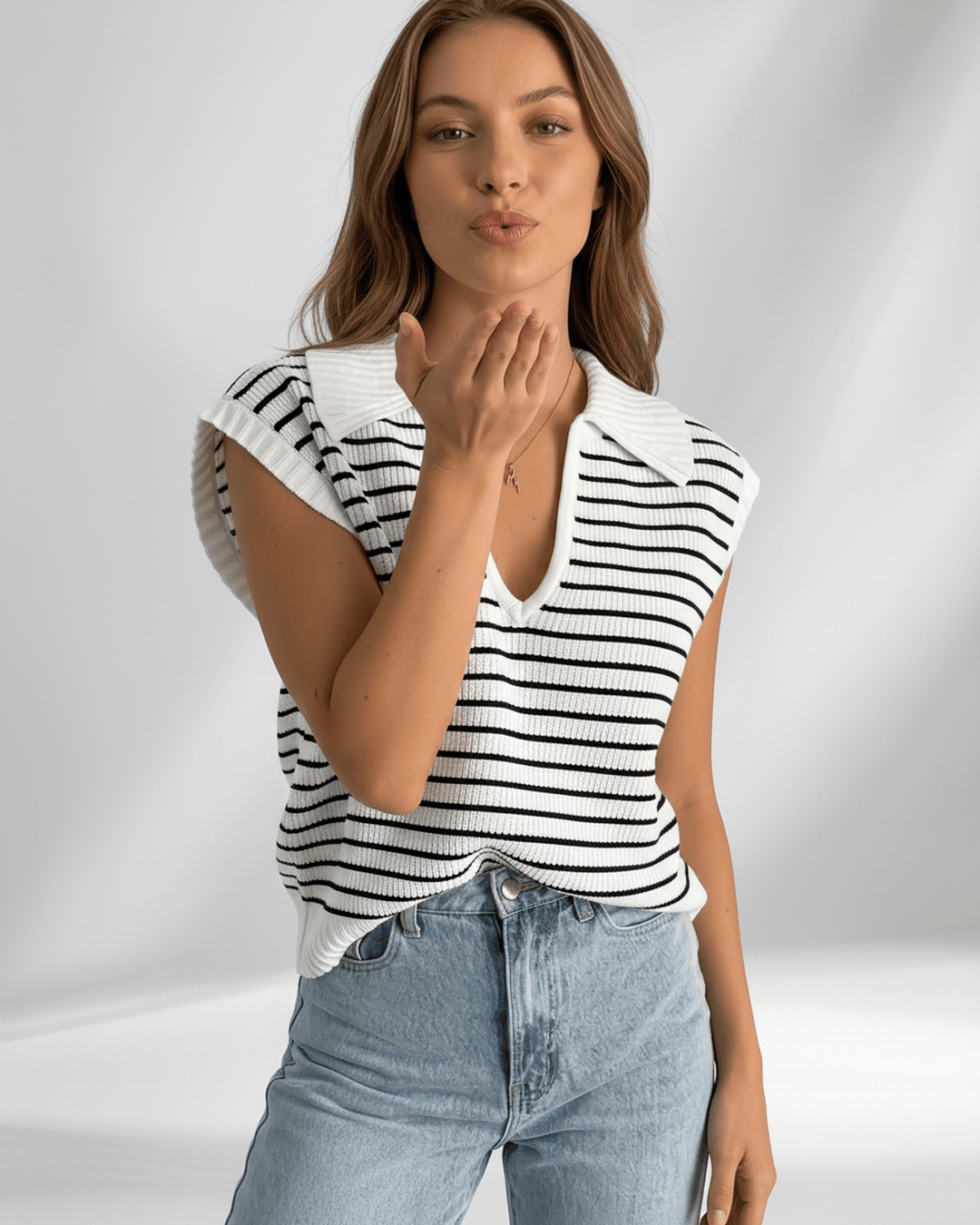 Camiseta de mujer Solvane, rayas clásicas, cuello V. Confort diario y estilo atemporal.