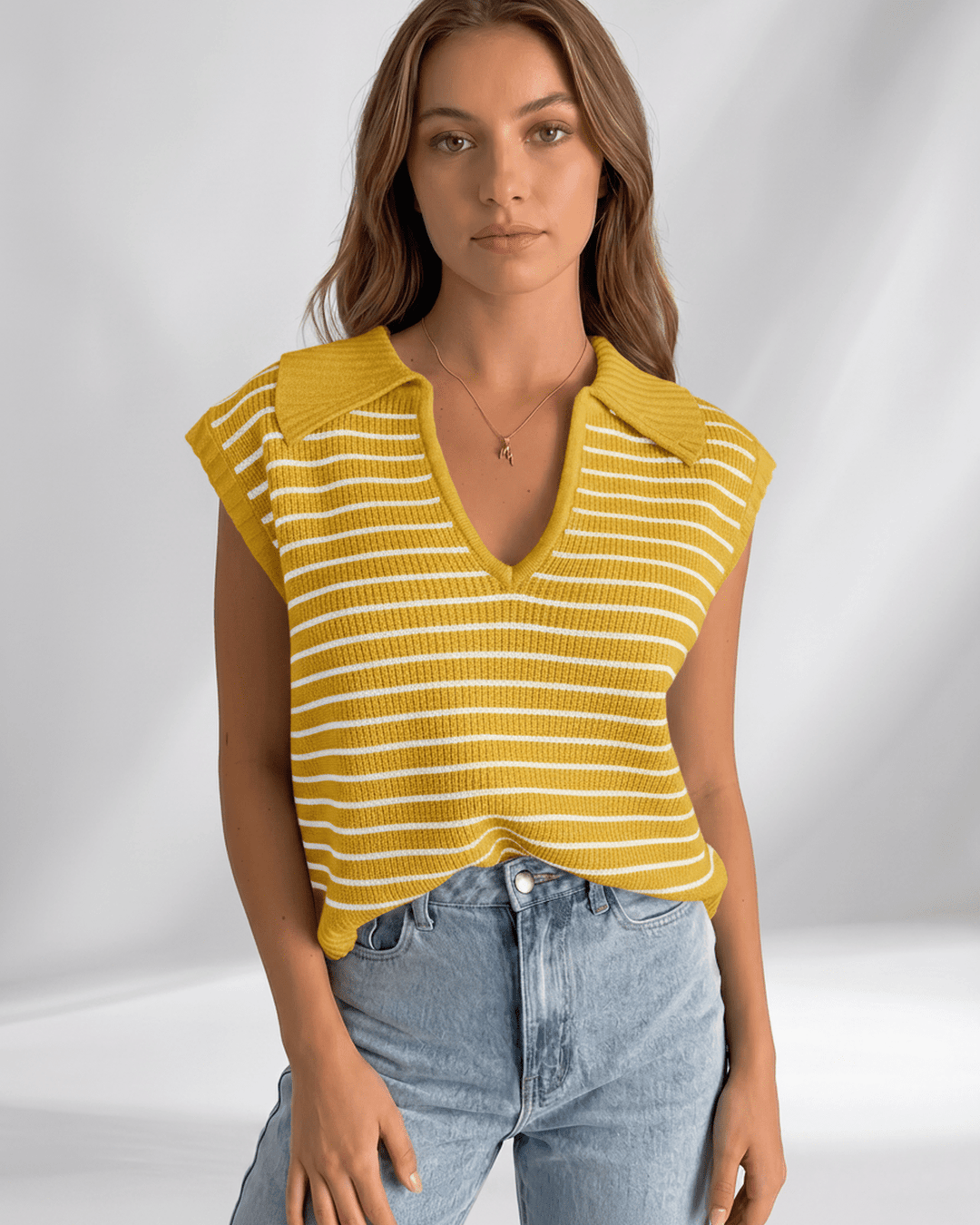 Camiseta Solvane de mujer, rayas y cuello V. Ideal para un look moderno y fresco en primavera.