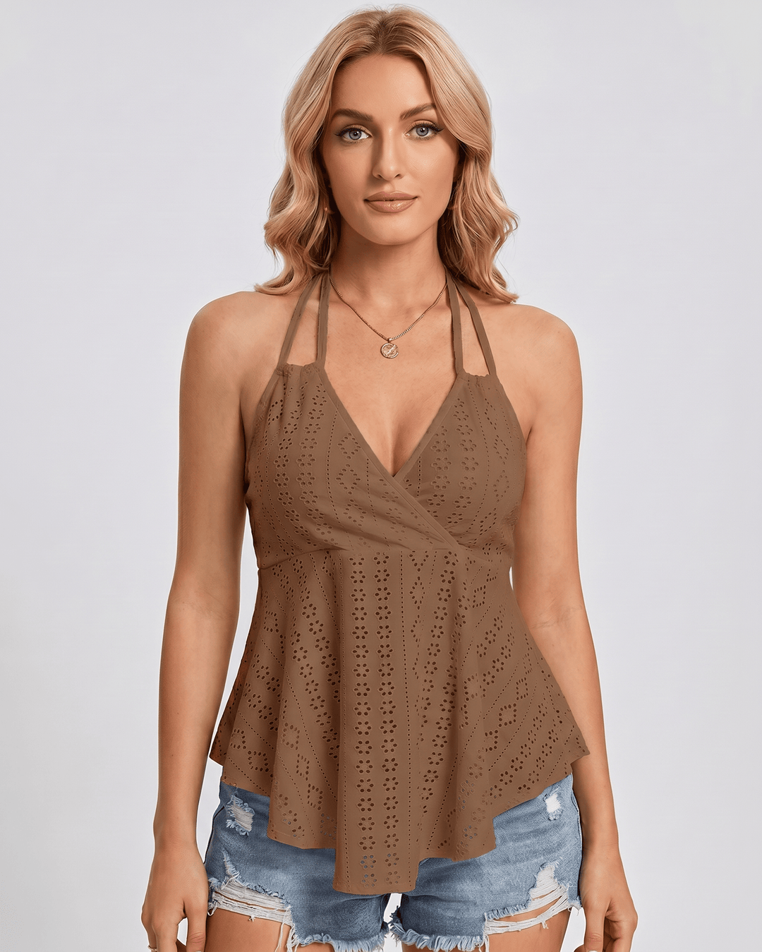 Blusa elegante fluida, top halter para mujer, ideal para moda veraniega.