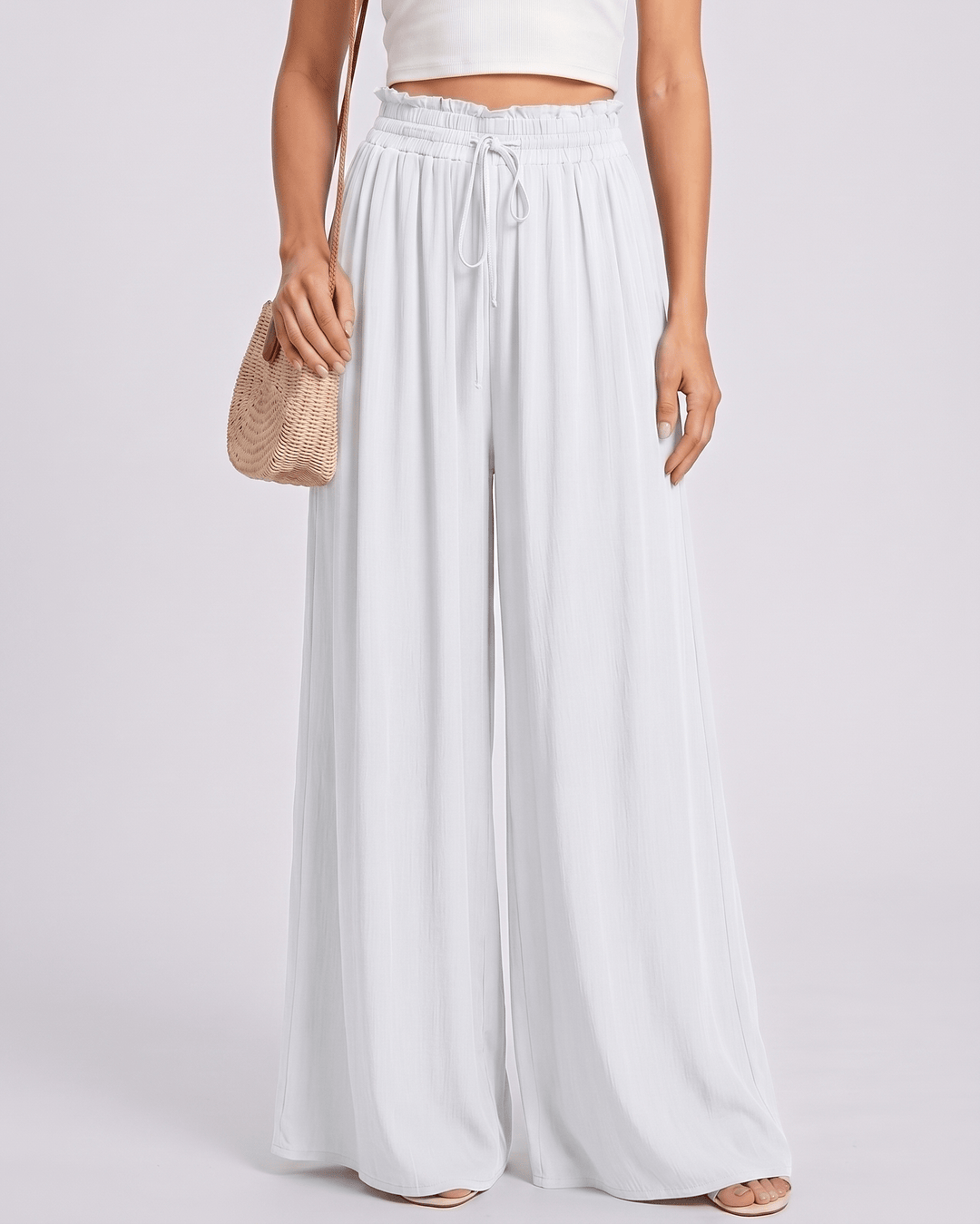 Modelo con pantalones Selene de mujer, pierna ancha, cintura alta, look veraniego.