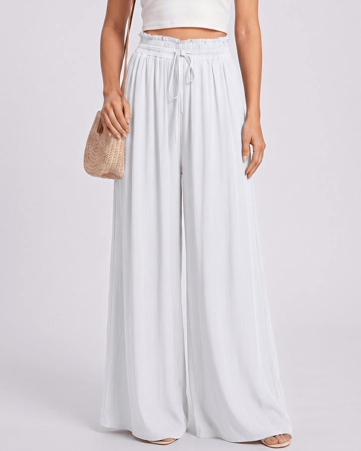 Modelo con pantalones Selene de mujer, pierna ancha, cintura alta, look veraniego.