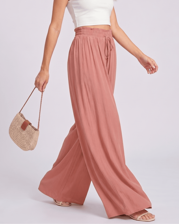 Estilo veraniego con pantalones Selene de mujer, cintura alta, pierna ancha, tejido fluido.