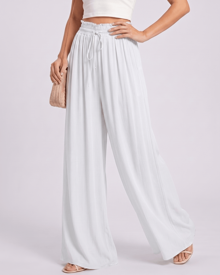 Pantalones Selene de mujer, cintura alta, pierna ancha, combinados con accesorios de verano.