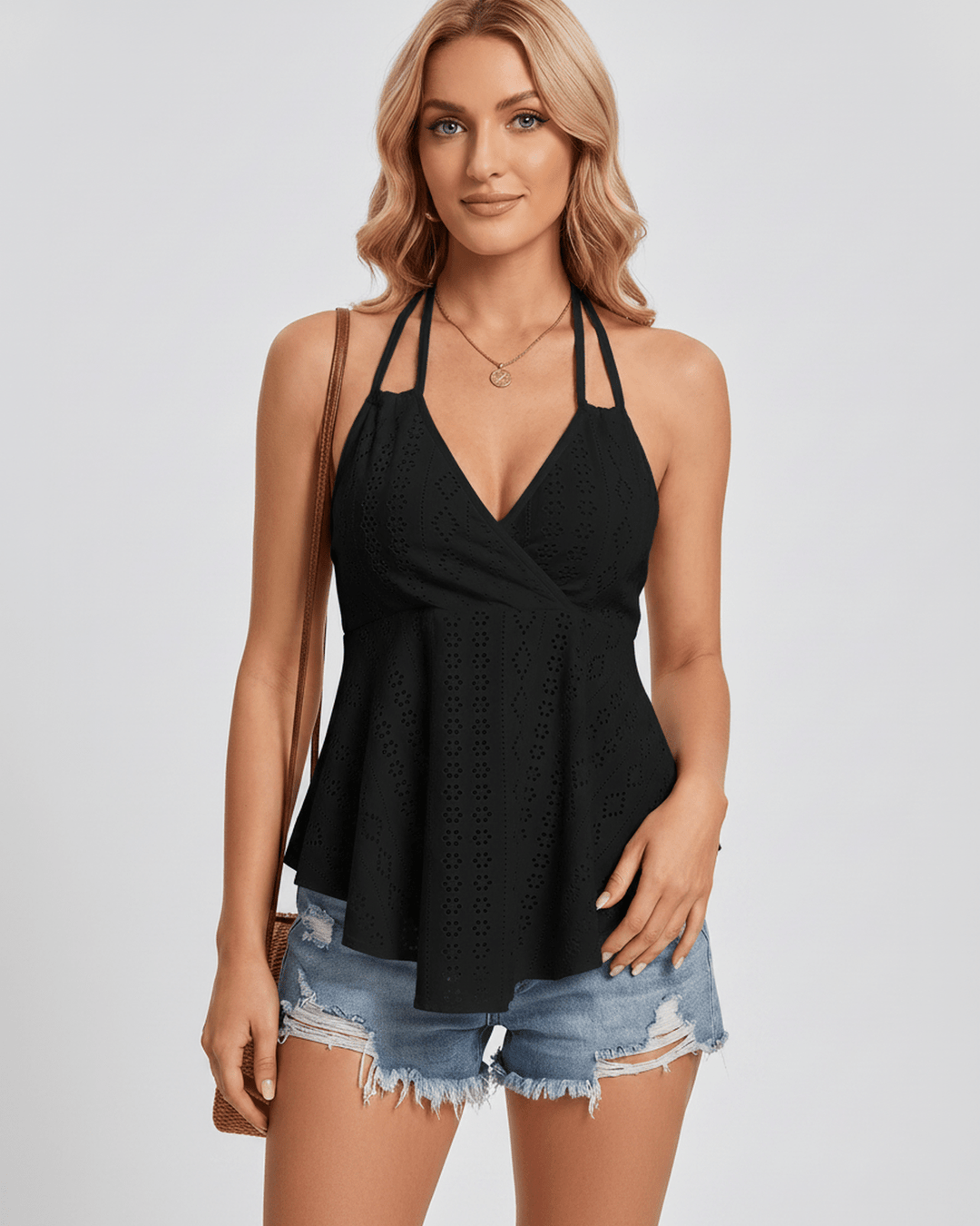 Top fluido de mujer, diseño halter para un look veraniego y cómodo.