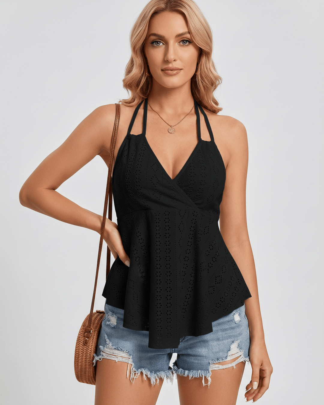 Moda casual: top halter fluido de mujer, estilo sin mangas y elegante para el verano.
