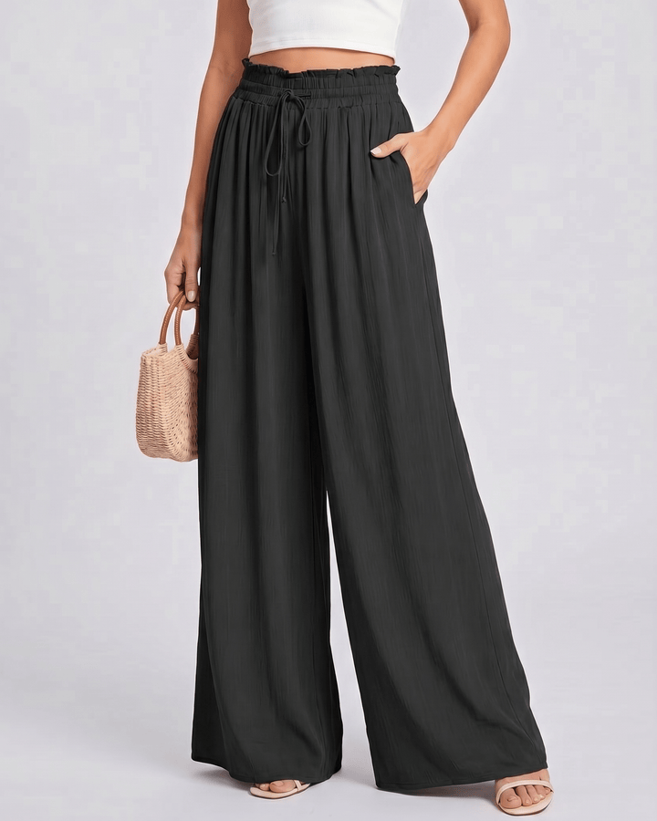Detalle de tela en pantalones Selene de mujer, fluidos, cintura alta, pierna ancha para verano.