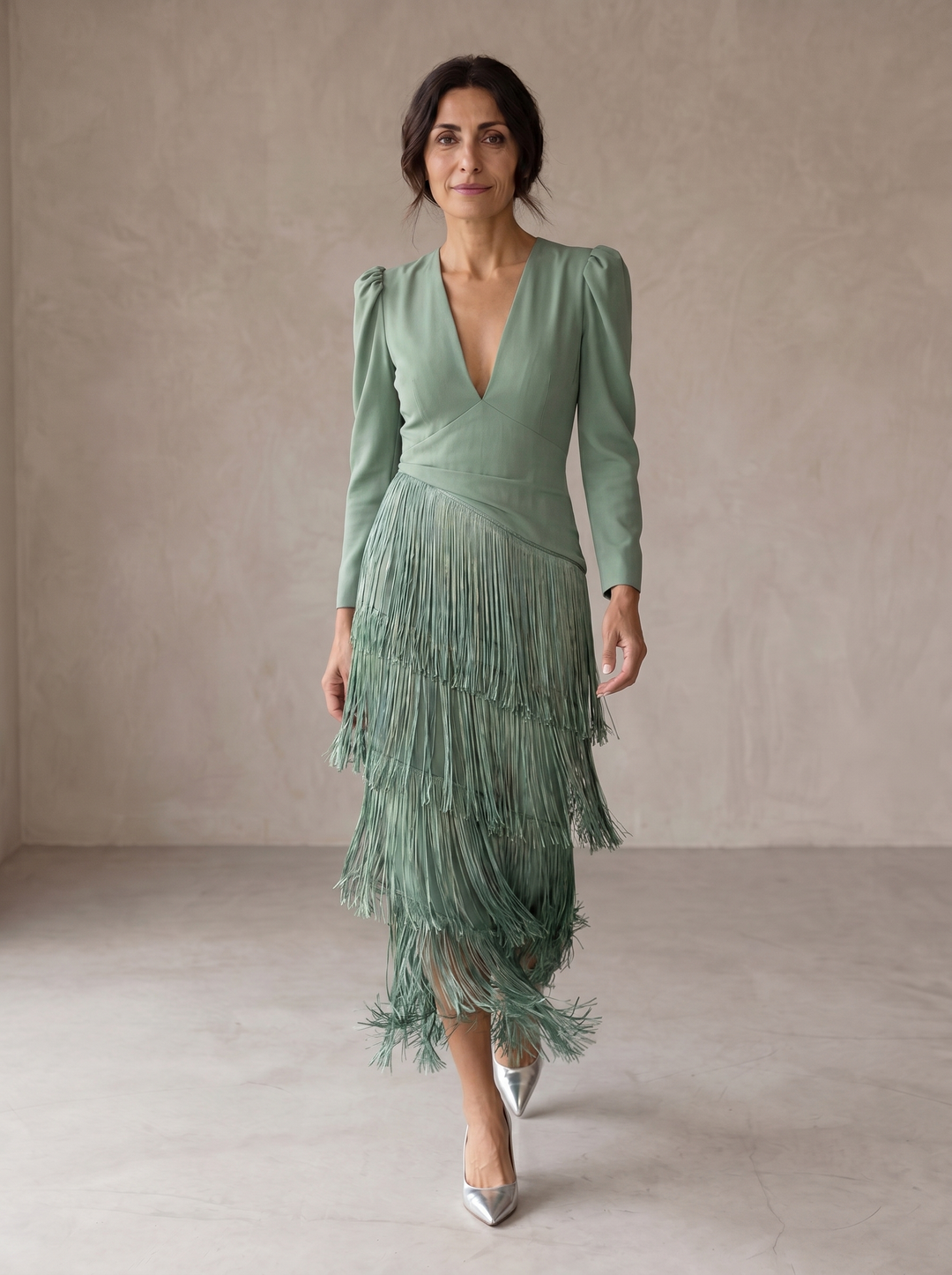 Vestido elegante midi de mujer con mangas de flecos, ideal para fiestas y eventos de otoño.