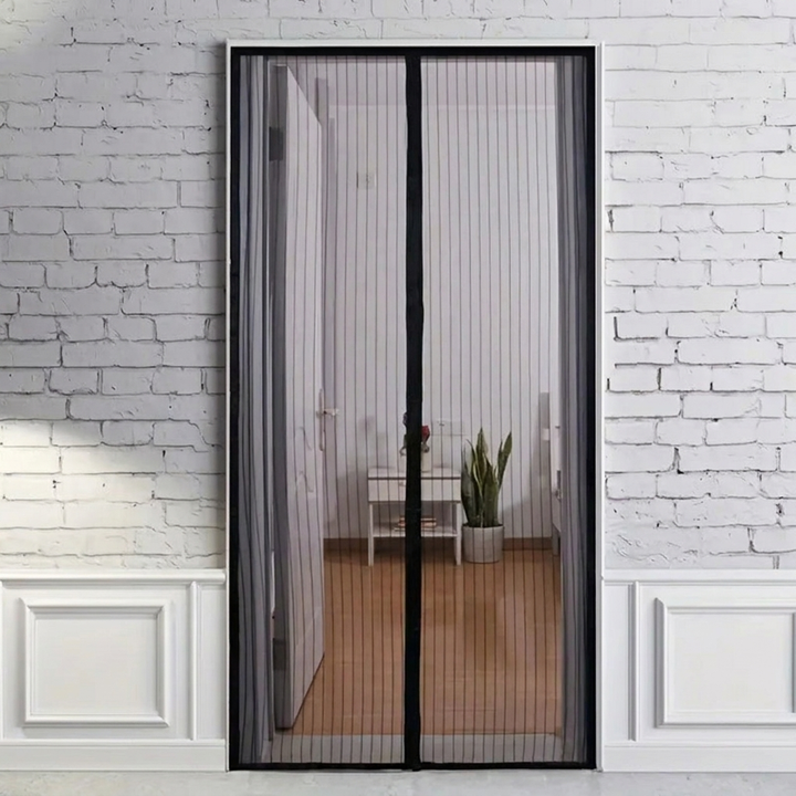 Puerta mosquitera magnética de malla para hogar con cierre automático, protección contra insectos y aire fresco.