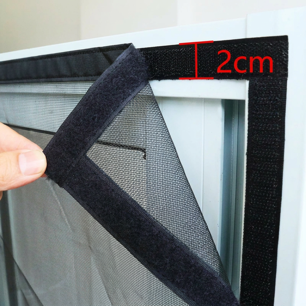 Puerta magnética de malla con cierre automático para hogar. Instalación fácil, protege de insectos, deja pasar aire fresco.