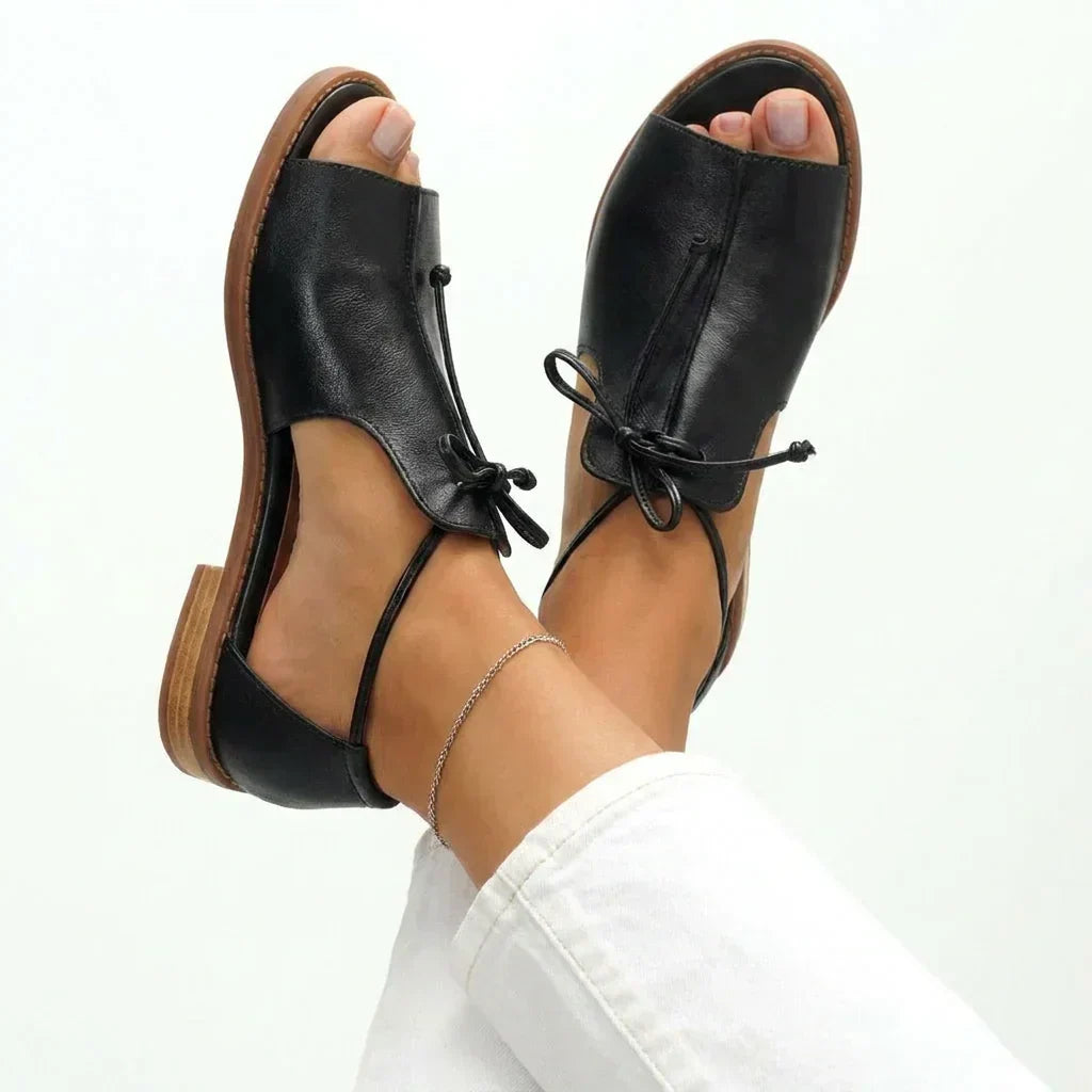 Elegantes sandalias de mujer con cordones ajustables y punta abierta. Calzado de moda femenina para el verano.