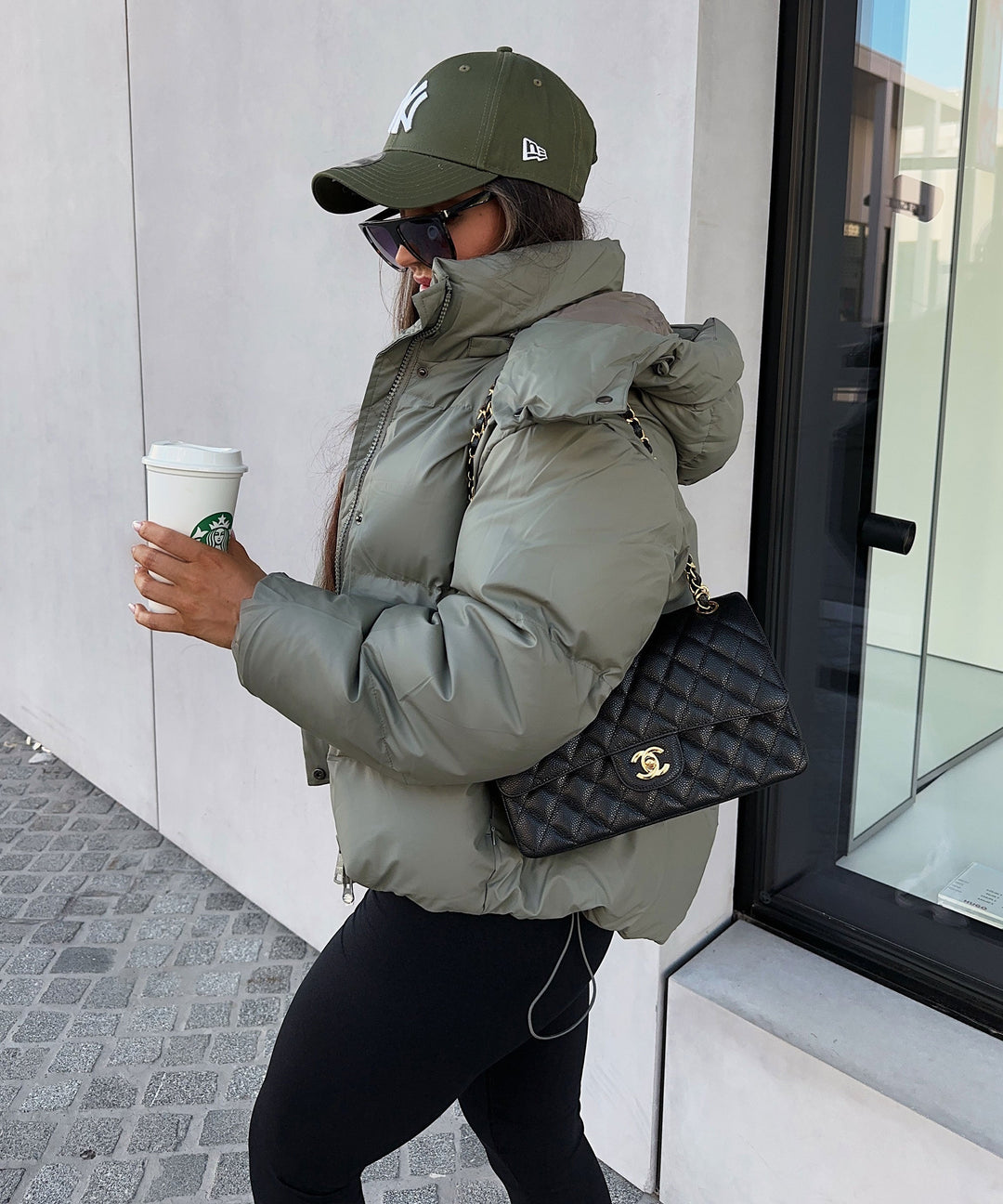 Mujer luciendo chaqueta SIENA moderna. Look casual streetstyle, ropa femenina versátil para el día a día.