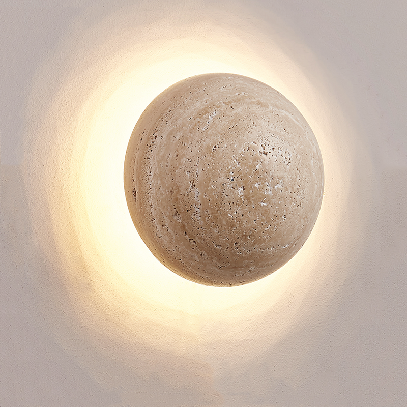 Lámpara de pared minimalista de travertino crema, ideal para iluminación ambiental y decoración nórdica.