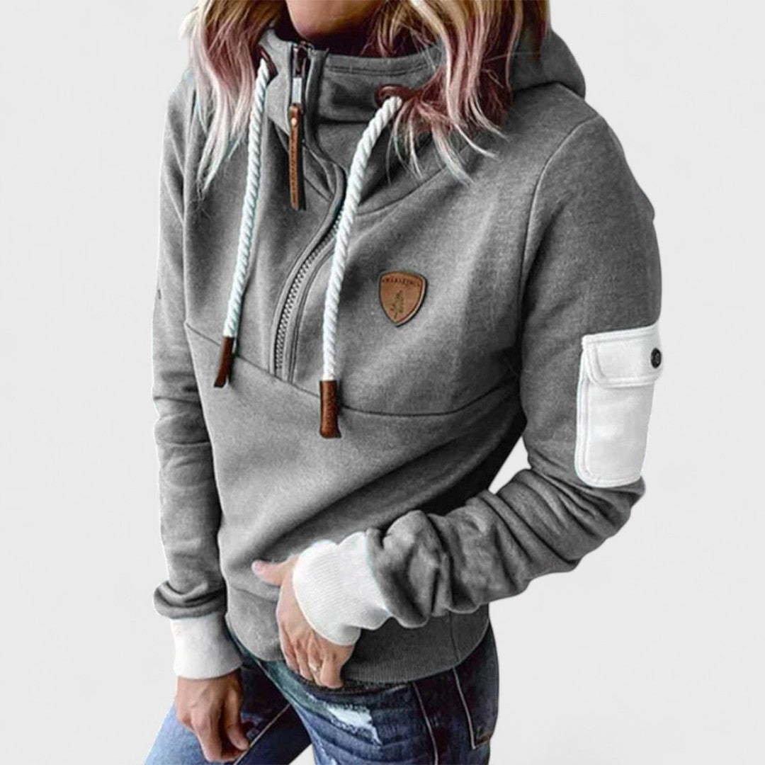 Mujer luciendo suéter de felpa suave, estilo casual moderno y cómodo para el día.