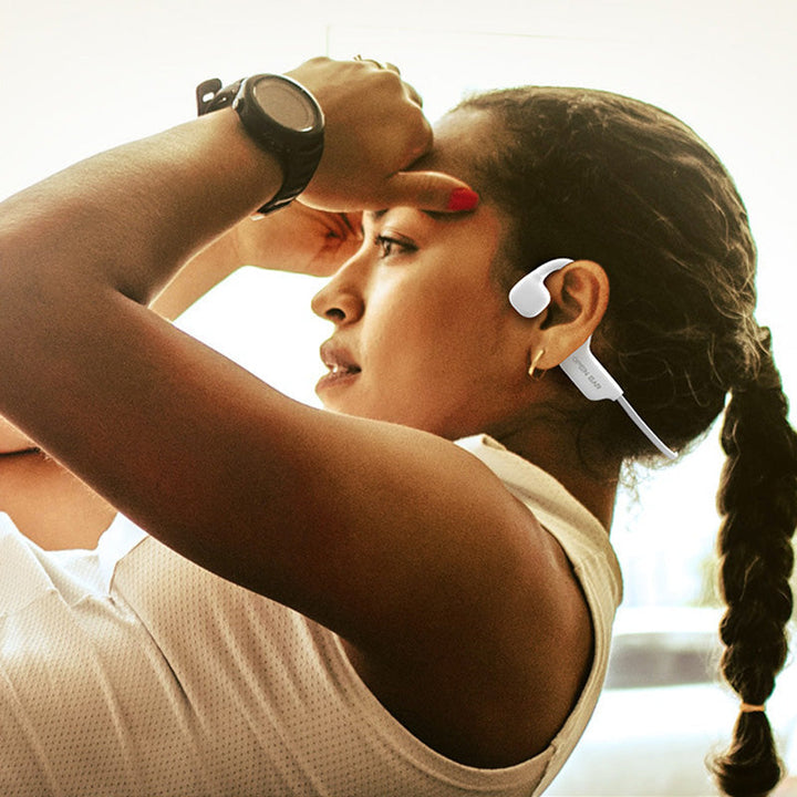 Auriculares inalámbricos de conducción ósea con diseño ergonómico, listos para tu rutina deportiva.