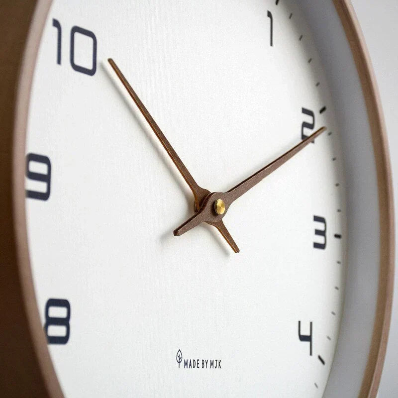 Reloj de pared de madera nórdico como pieza central de decoración en un salón minimalista moderno y cálido.