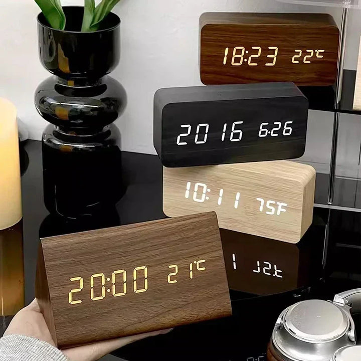 Despertador de madera minimalista con pantalla LED, función de control por voz y sensor de temperatura.