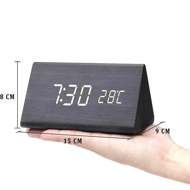 Despertador digital de madera con termómetro integrado y pantalla LED, activado por voz, para escritorio.