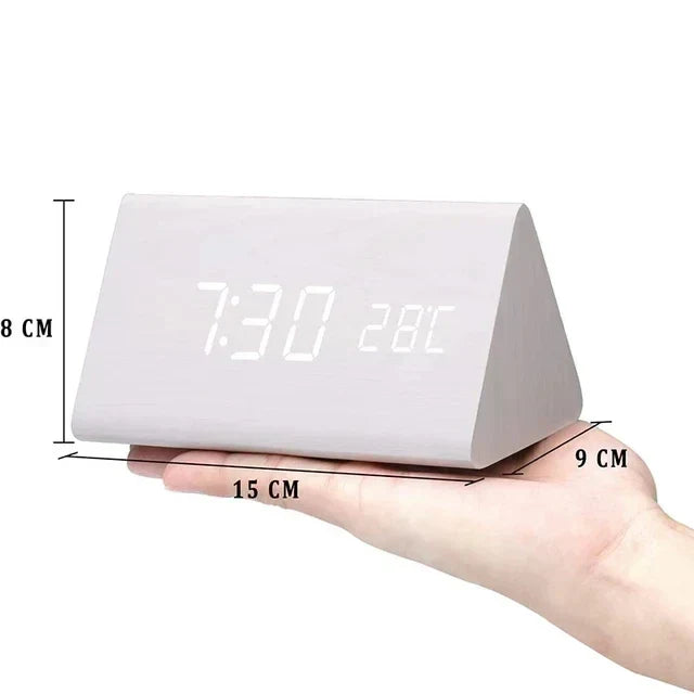 Despertador minimalista moderno de madera con pantalla LED digital. Incluye control de voz y temperatura.