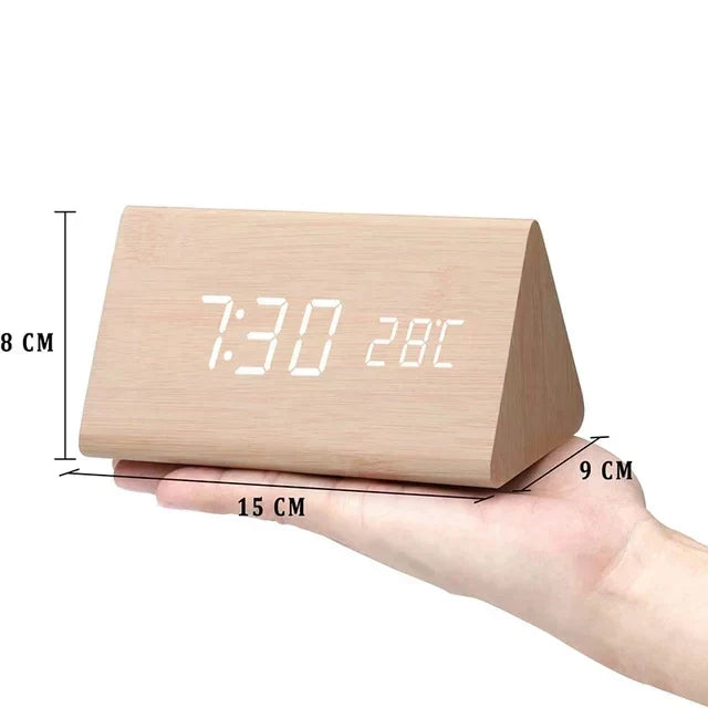 Reloj digital de madera con pantalla LED, control por voz y visualización de temperatura. Diseño moderno.