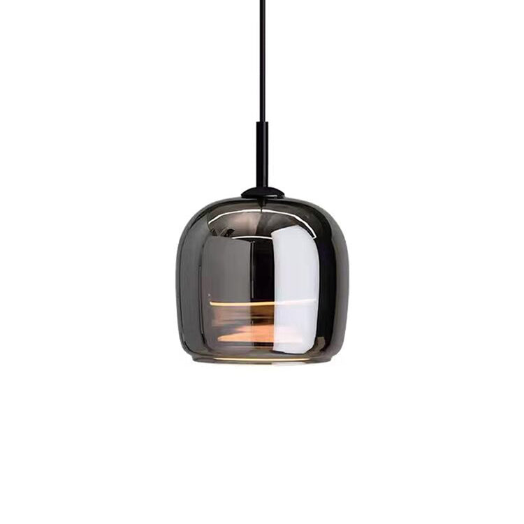 Iluminación ambiental con lámpara colgante de vidrio negro. Diseño nórdico para espacios contemporáneos.