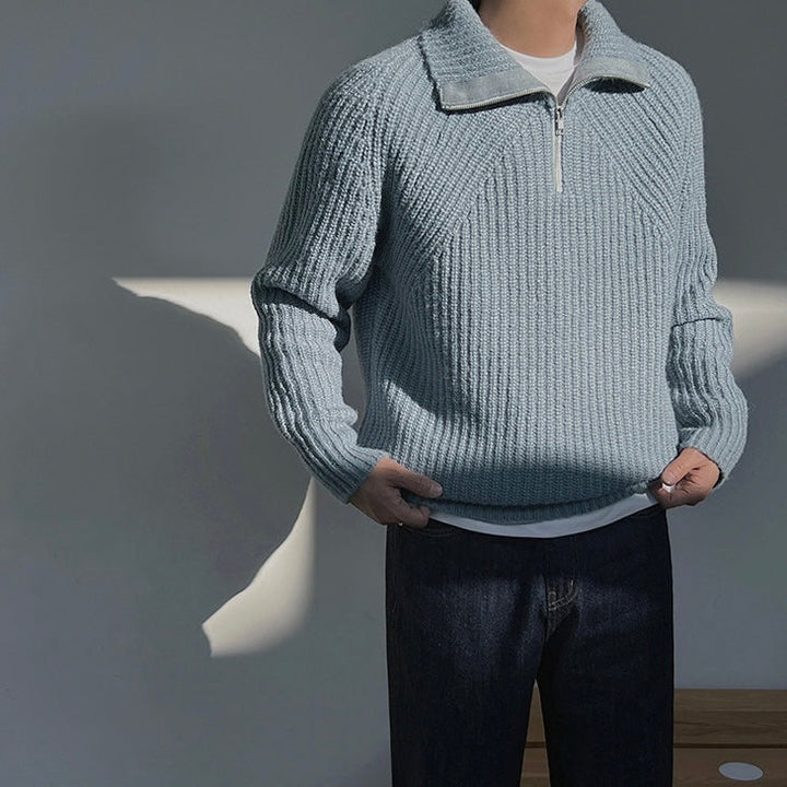 Primer plano de la cremallera corta en un jersey azul de hombre, suéter casual y moderno.