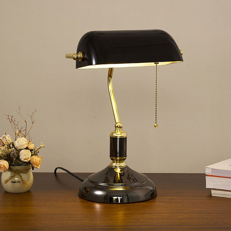 Iluminación de oficina con lámpara retro de bronce. Diseño clásico para tu espacio.