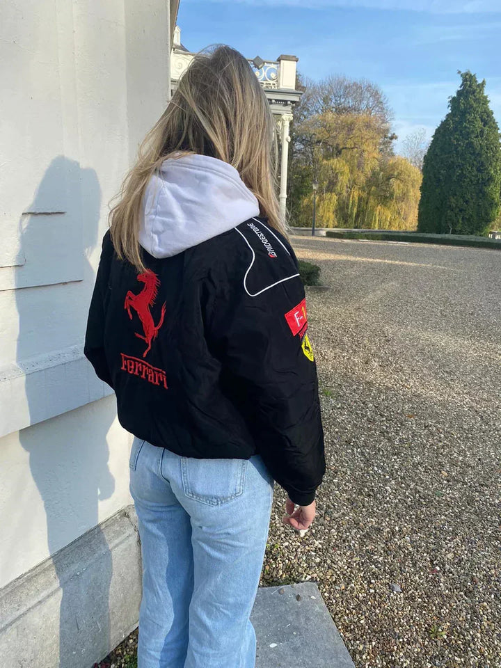 Chaqueta urbana oversize de carreras para mujer. Perfecta para festivales, moda streetwear.