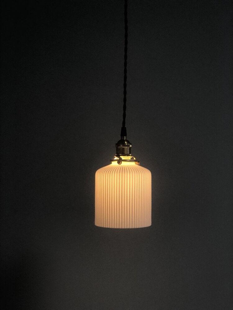 Luz de techo colgante de cerámica con diseño japonés y bombilla LED incluida, fácil de instalar.