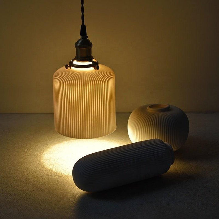 Detalle de lámpara colgante de cerámica estilo japonés, iluminación LED de bajo consumo para tu hogar.