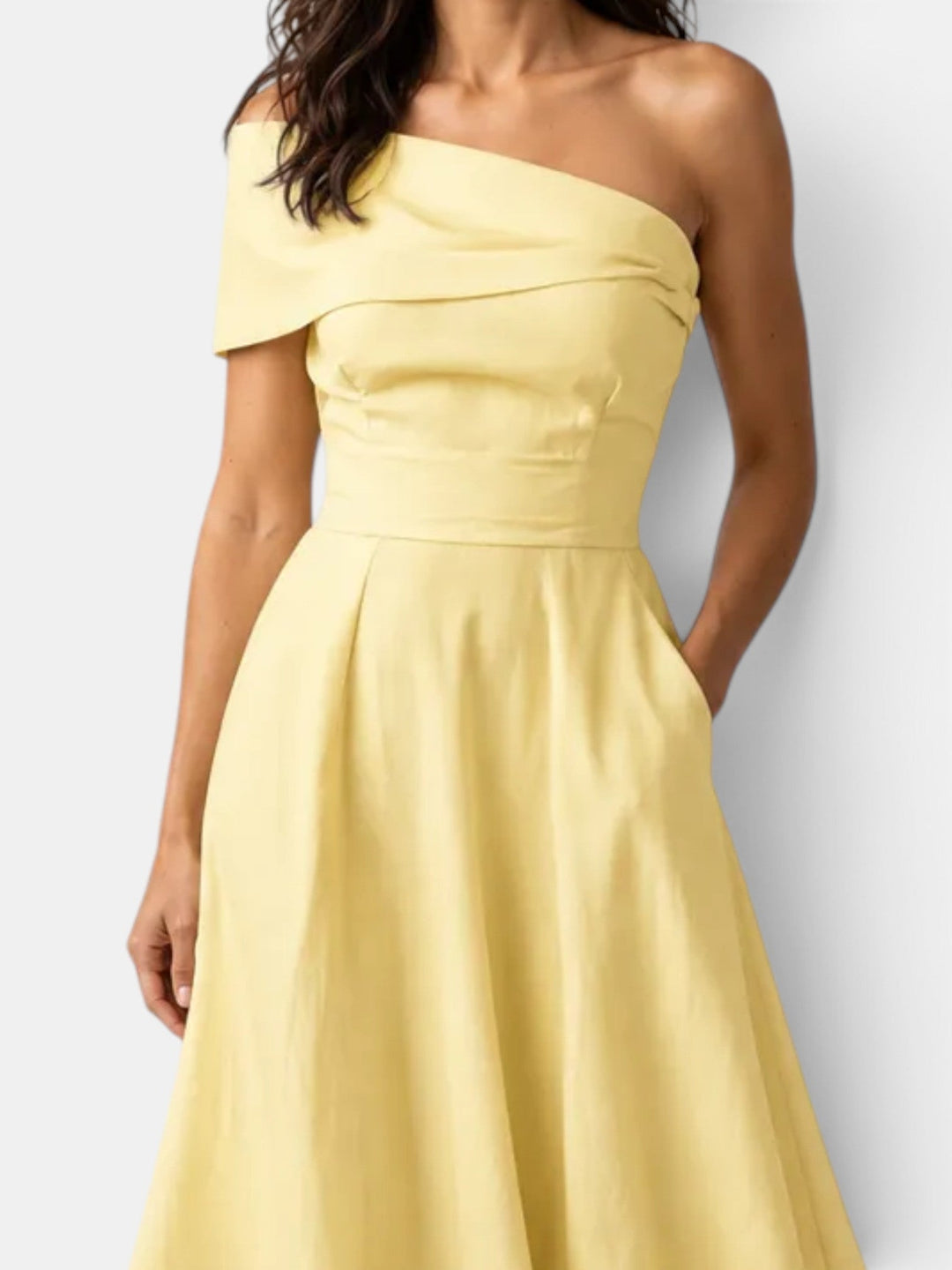 Vestido de fiesta amarillo para invitada de boda. Vestido largo y asimétrico, perfecto para cualquier celebración.