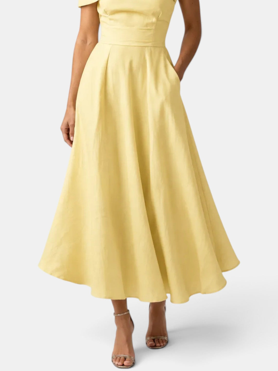 Ropa de mujer: Vestido largo amarillo asimétrico y elegante para invitada de boda. Moda ideal para ocasiones especiales.