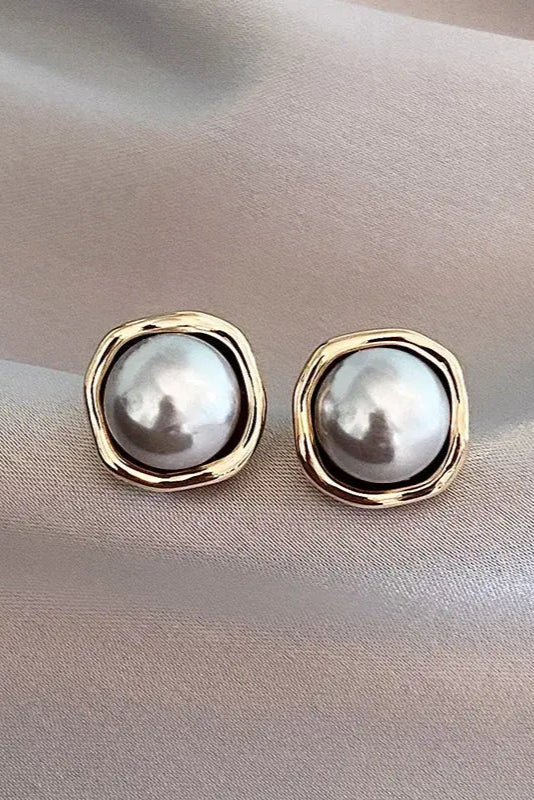 Primer plano de pendientes de perlas negras brillantes. Accesorio de moda atemporal y regalo ideal para mujer.